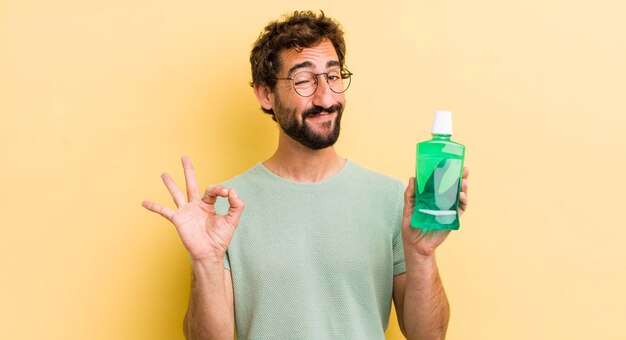 Homme fou avec une bouteille de rince-bouche