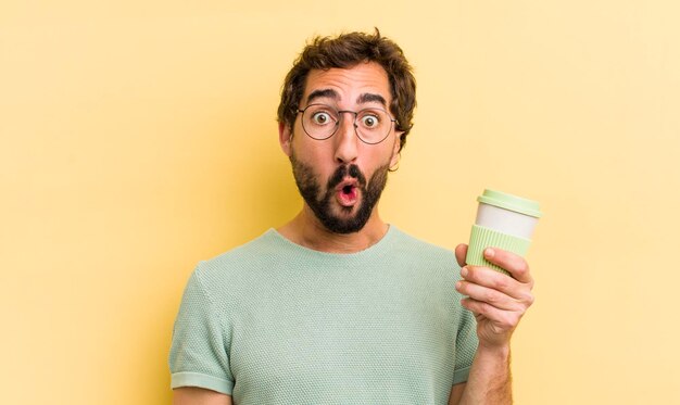 Homme fou avec café à emporter