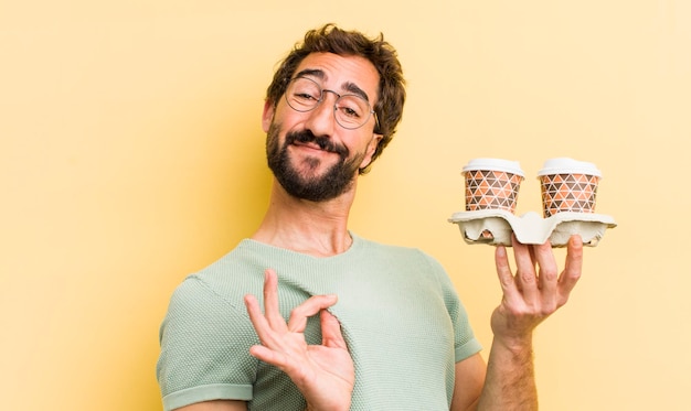 Homme fou avec café à emporter