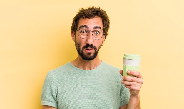 Homme fou avec café à emporter