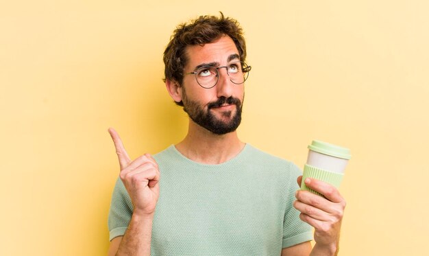 Homme fou avec café à emporter