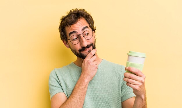 Homme fou avec café à emporter