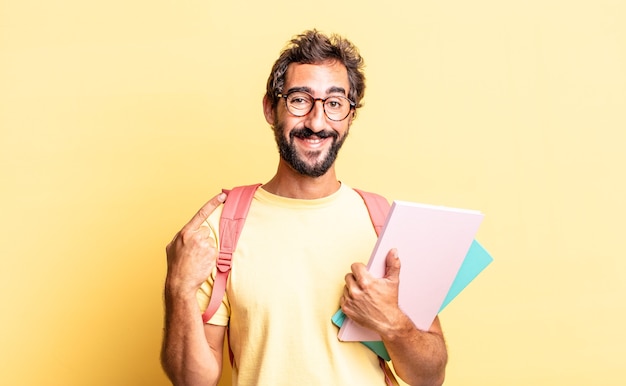 Homme fou expressif souriant avec confiance en montrant son large sourire. concept d'étudiant adulte