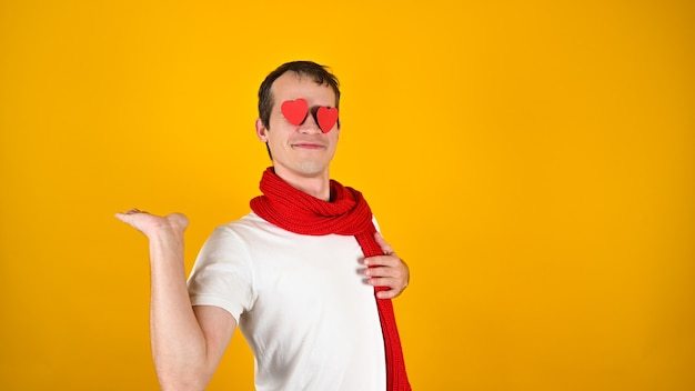 Homme avec un foulard rouge