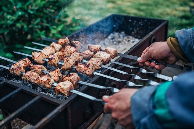 homme frites kebab sur le gril