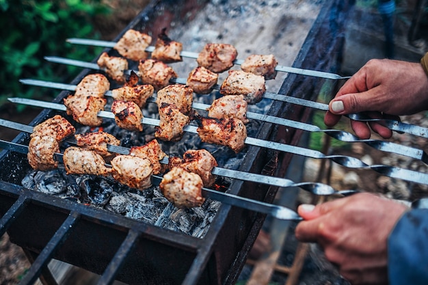 homme frites kebab sur le gril