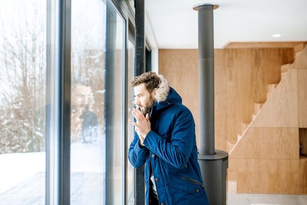 L'homme a froid à la maison