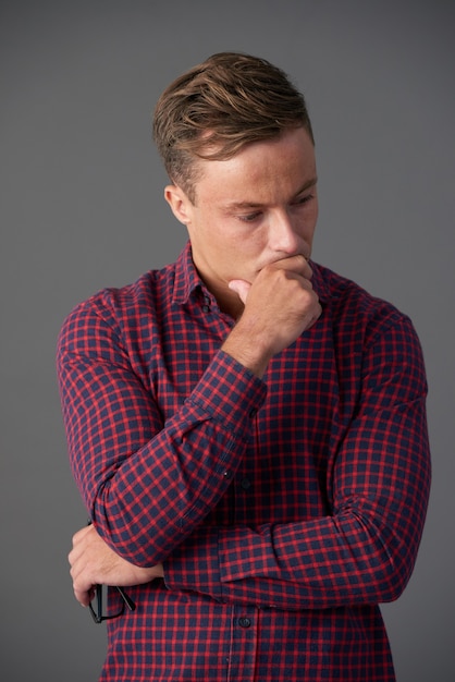 Homme frustré plongé dans ses pensées