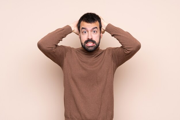 Homme frustré et prend les mains sur la tête