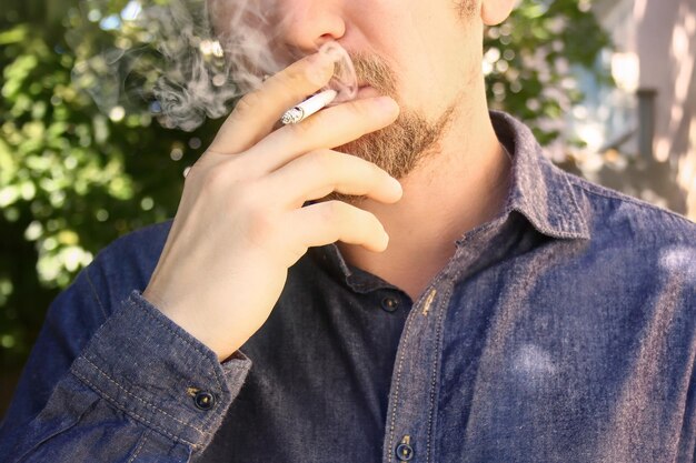 Un homme fumant une cigarette portrait