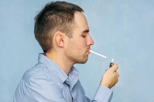 Photo homme fumant une cigarette