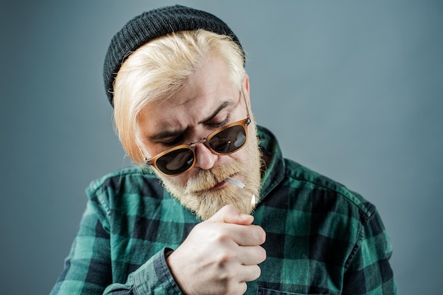 Homme fumant le visage de l'homme Portrait d'un homme européen aux cheveux rouges Gros plan sur le visage d'un jeune homme barbu sur d