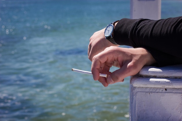 L'homme fume en mer