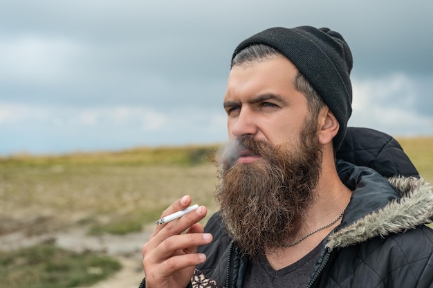 homme, fumer, cigarette, extérieur, bannière, homme, à, barbe, fumer, cigarette