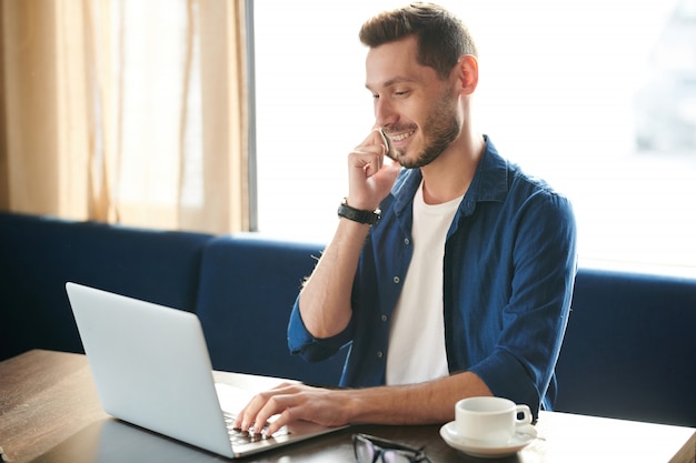 Homme avec des gadgets