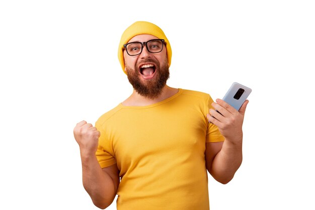 l'homme gagnant avec le téléphone isolé sur fond blanc