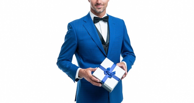 Homme gai en costume bleu avec boîte-cadeau isolé sur blanc Saint Valentin