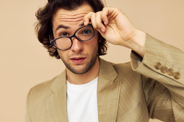 Homme gai en costume posant des émotions porter des lunettes