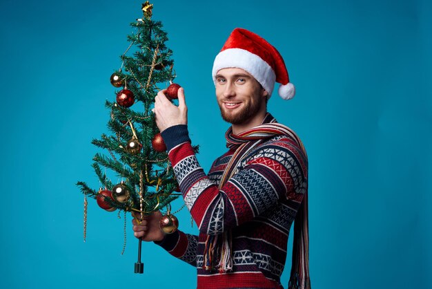 Homme gai dans un fond bleu d'affiche de maquette blanche de Noël