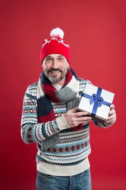 Homme gai féliciter avec Noël acheter des cadeaux et des cadeaux de nouvel an vacances d'hiver surprise homme mûr vêtements tricotés chauds et accessoire mode masculine pour l'hiver froid joyeux noël