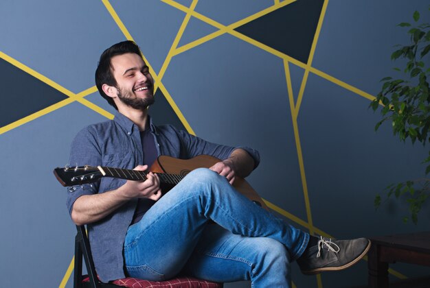 Un homme gai avec une guitare