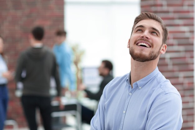 Homme gai souriant au bureau