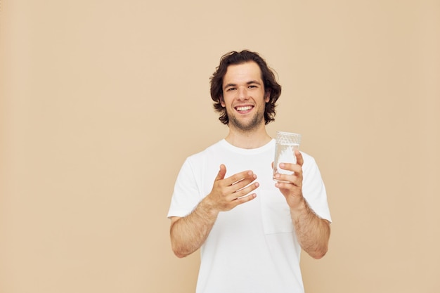 Homme gai avec une tasse pour boire un verre