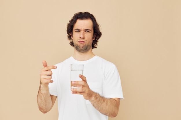 Homme gai verre d'eau dans ses mains émotions posant fond isolé