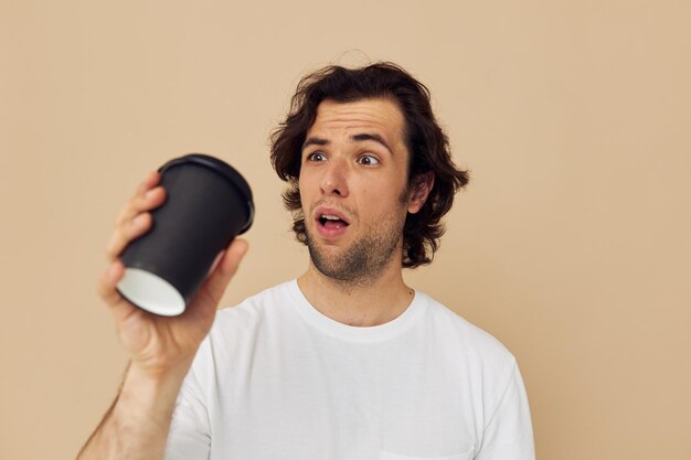 Homme gai avec un verre noir dans un fond isolé de t-shirt blanc