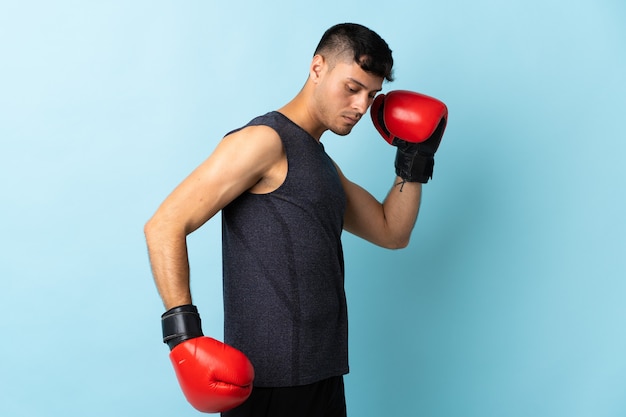 Homme avec des gants de boxe