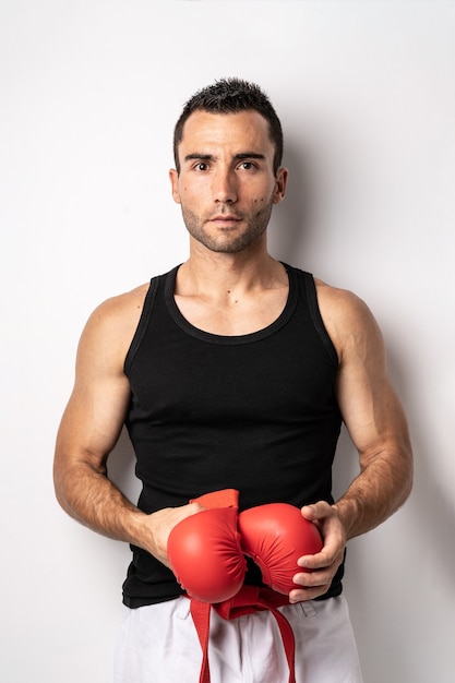 Homme avec des gants de kick boxing