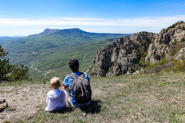 Un homme et un garçon en arrière-plan une vue sur le plateau ChatyrDag Russie