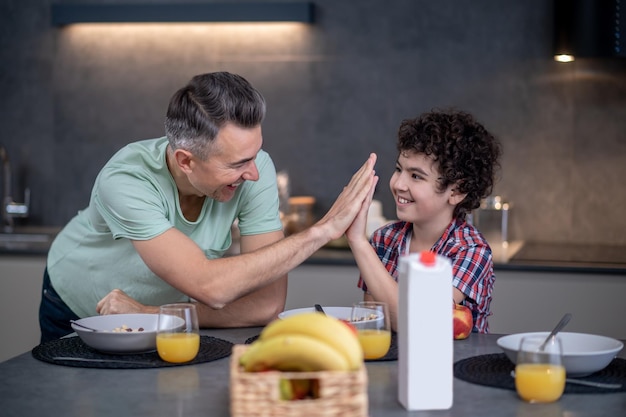 Homme Et Garçon Touchant Les Paumes En Signe De Compréhension