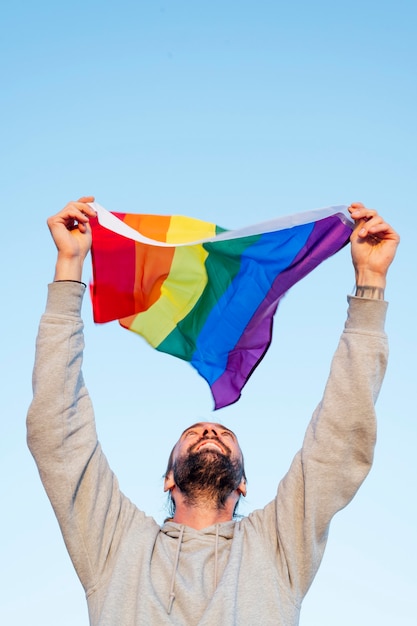 homme gay, brandissant le drapeau lgbt