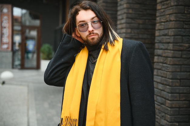 Un homme gay marche dans la rue Concept LGBT