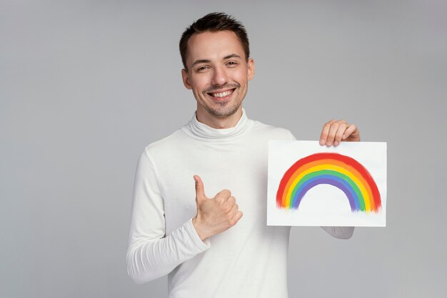 Homme gay avec symbole lgbt