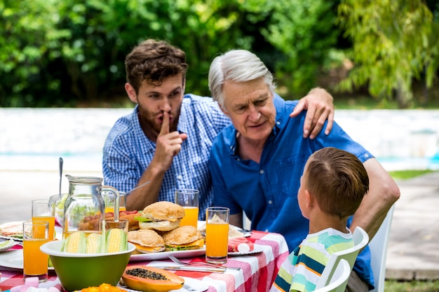 Homme, gestes, silence, quoique, fils, conversation, grand-père, pelouse