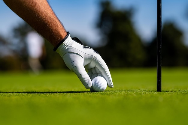 Homme golfeur avec un gant de golf Joueur de golf jouant au golf par une journée ensoleillée