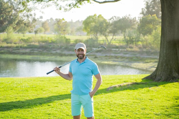 Homme golfeur jouant au golf sur un terrain de golf