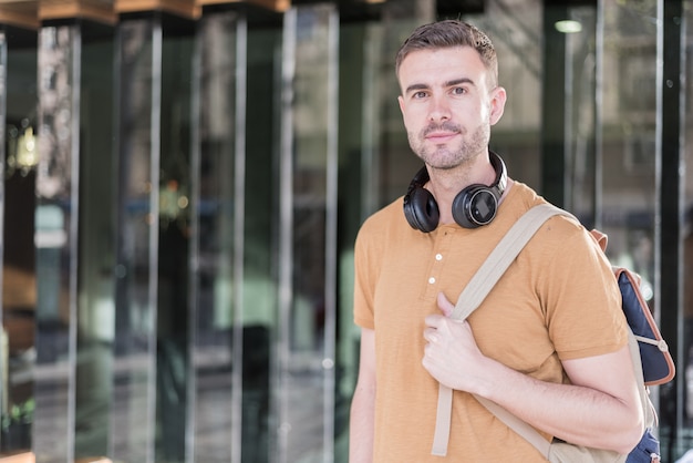 Homme, Grand Plan, à, écouteurs, Sourire