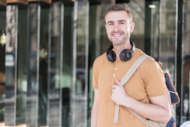 Homme, grand plan, à, écouteurs, sourire