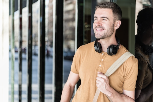 Homme, grand plan, à, écouteurs, sourire