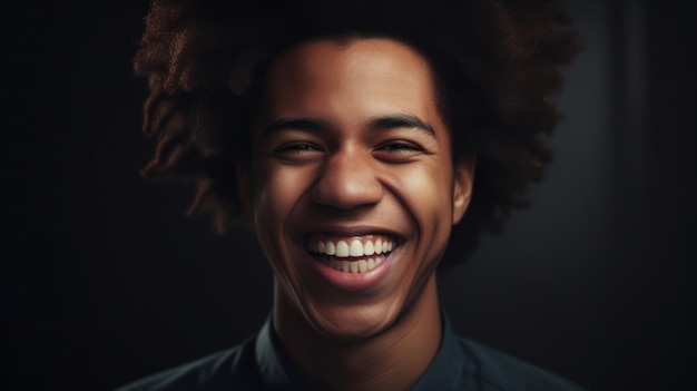 Un homme avec un grand sourire sur son visage