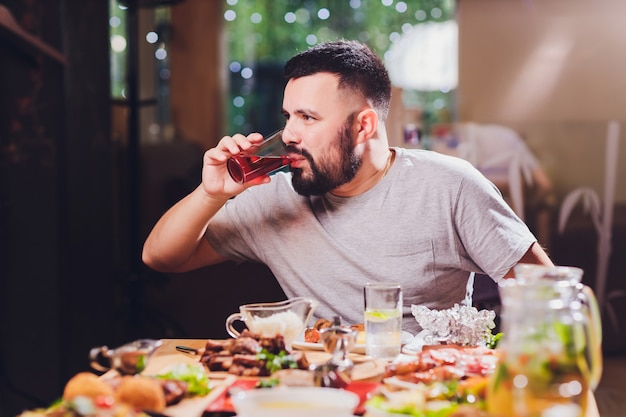 Homme à la grande table avec de la nourriture.