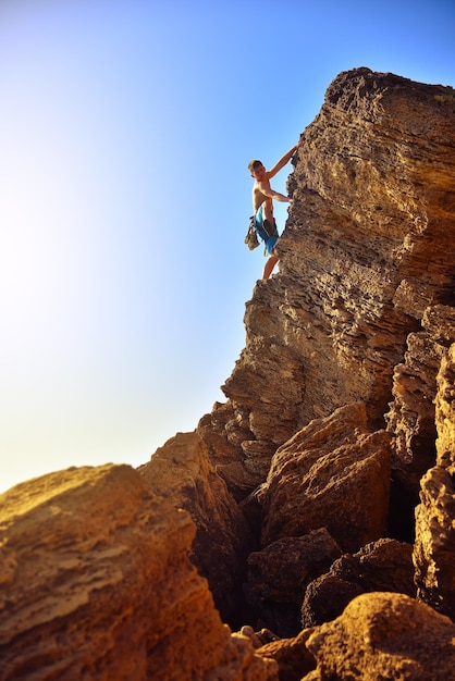 Homme grimpant sur la montagne