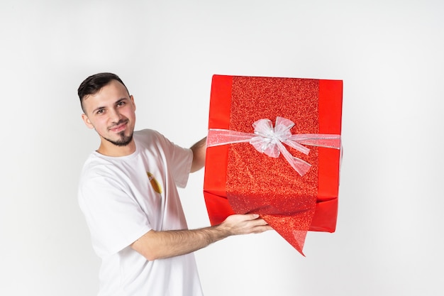 Un homme avec un gros cadeau