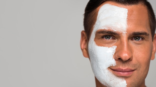 Homme gros plan avec masque facial et espace copie