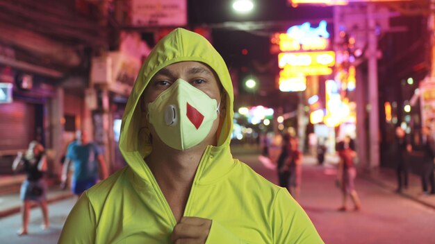 Homme en gros plan regarde caucasien à Pattaya Walking Street avec le port d'un masque médical de protection Isolement de la quarantaine de verrouillage Protection contre les virus de la santé épidémie de coronavirus sarscov2 covid19 2019ncov