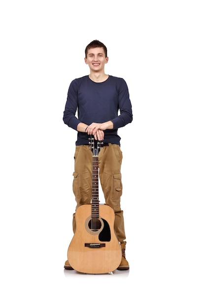 Homme avec guitare acoustique