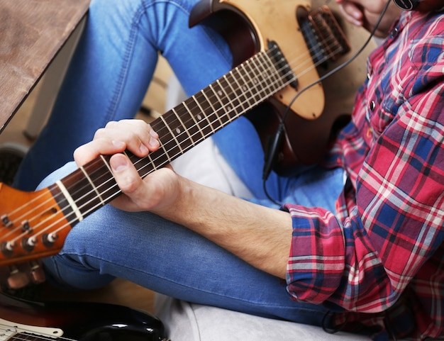 Photo homme avec guitare à l'intérieur